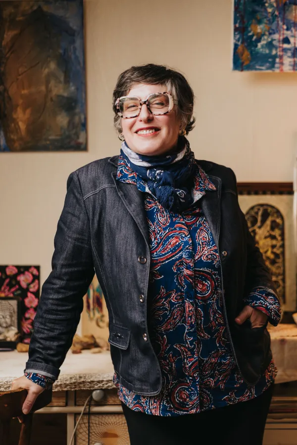 Virginie ROUZEAU à Saint-Marcel-sur-Aude dans son cabinet