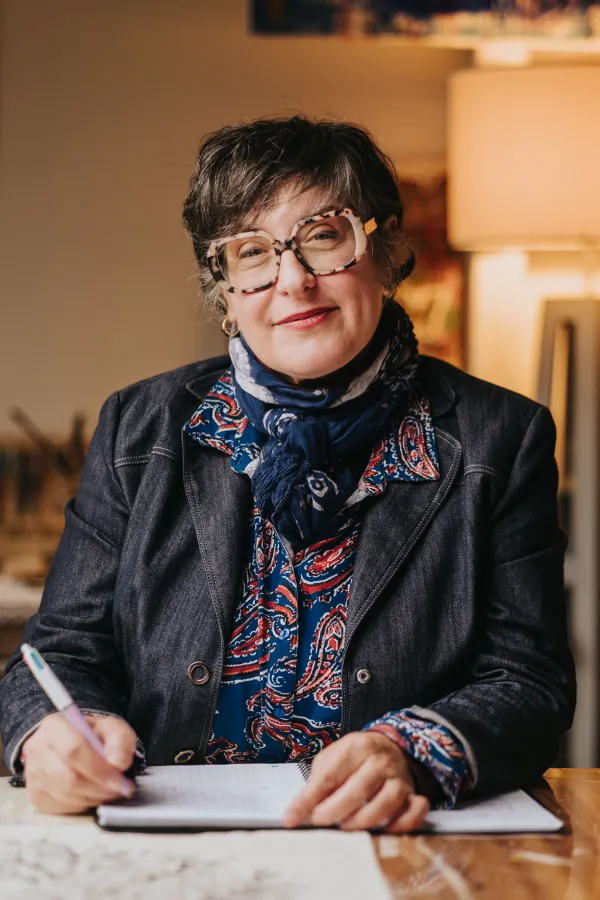 Virginie ROUZEAU à Saint-Marcel-sur-Aude dans son cabinet